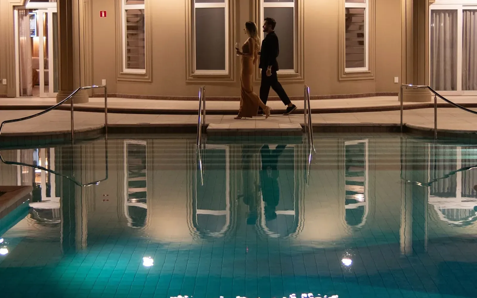 O Lido di Mare à noite, refletido na piscina