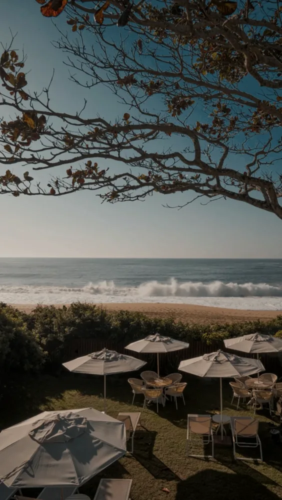 Guarda-sóis do Lido di Mare na areia da Praia do Estaleirinho, com o mar ao fundo